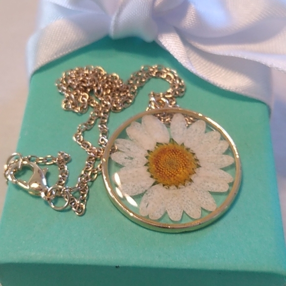 Gold tone linked Chain with Genuine Daisy Necklace - Picture 1 of 7